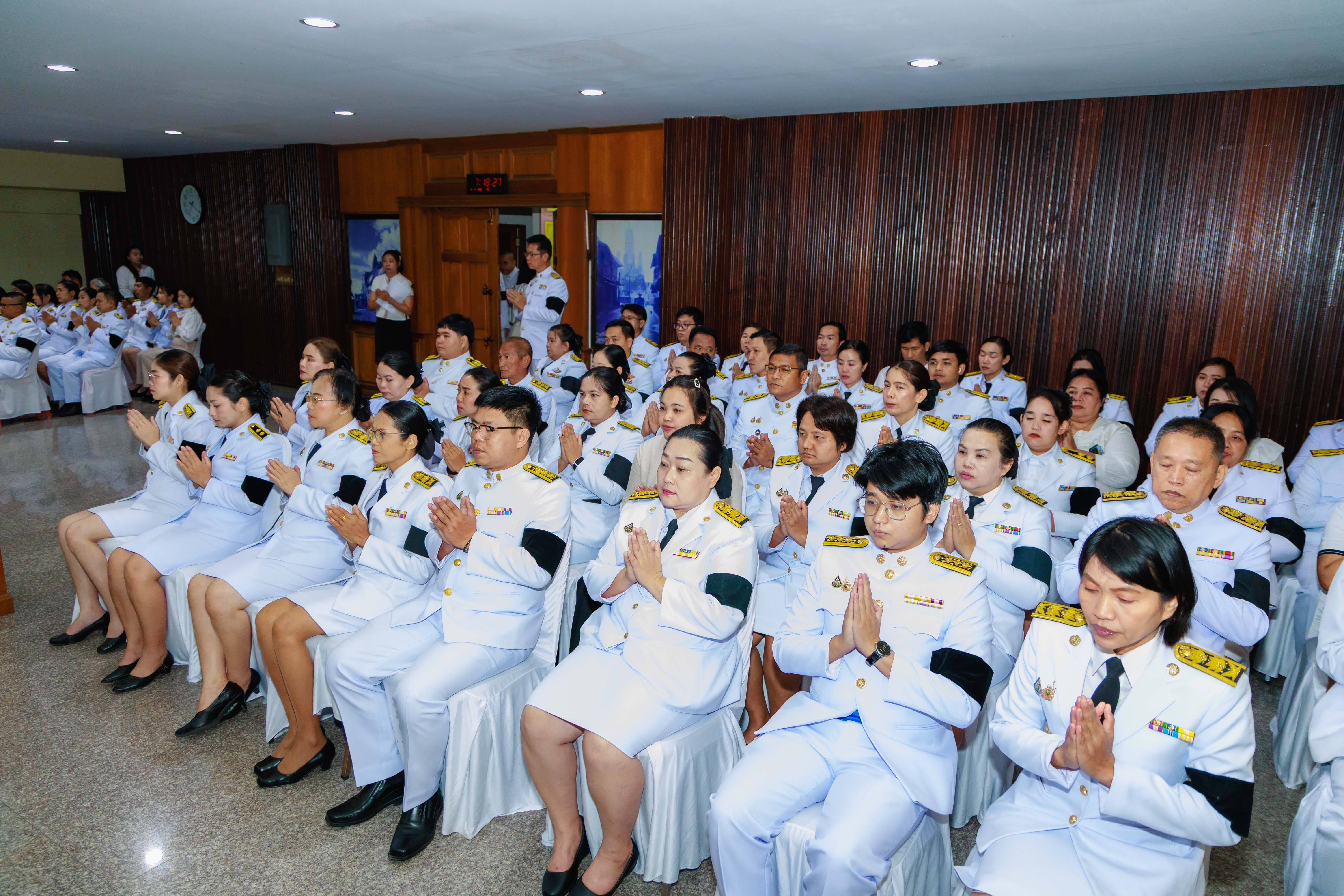 title - ปฏิรูปที่ดินจังหวัดเพชรบุรี มอบหมายให้ เจ้าหน้าที่ ส.ป.ก.เพชรบุรี ร่วมพิธีเจริญพระพุทธมนต์ พิธีทำบุญตักบาตร พิธีวางพานพุ่มดอกไม้และถวายราชสดุดี